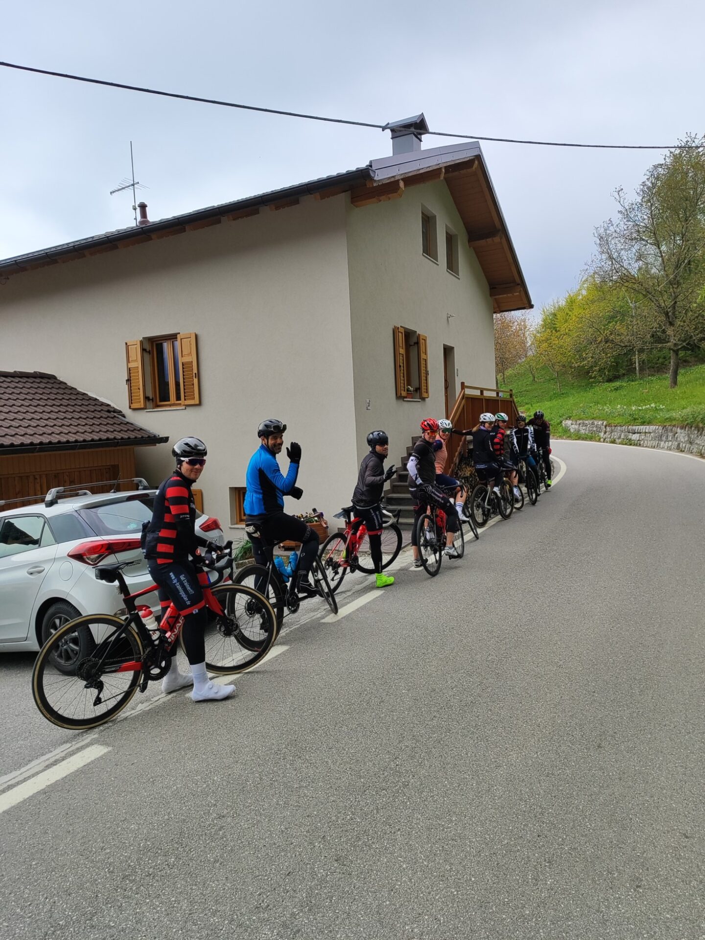 Rennradgruppe, die im Bergcamp auf weitere Fahrer wartet.