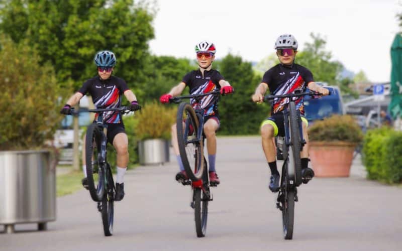 Drei U15-Mountainbiker des TG Nachwuchsteams beim Techniktraining in Albstadt als Vorbereitung auf die Youth EM 2025