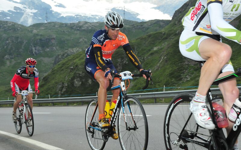 Rennradfahrer beim Alpenmarathon in den Bergen – gezieltes Radmarathon-Training mit begrenzter Trainingszeit